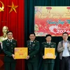 Chủ tịch nước Võ Văn Thưởng tặng quà Tết cho cán bộ, chiến sỹ Đồn Biên phòng Cửa khẩu Thanh Thủy. (Ảnh: Thống Nhất/TTXVN)
