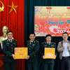 Chủ tịch nước Võ Văn Thưởng tặng quà Tết cho cán bộ, chiến sỹ Đồn Biên phòng Cửa khẩu Thanh Thủy. (Ảnh: Thống Nhất/TTXVN)