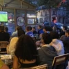 Các cổ động viên Pháp kéo đến ngồi kín các quầy bar, tràn cả ra đường để xem EURO. (Ảnh: Thu Hà/TTXVN)