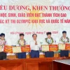 Bí thư Thành ủy Hải Phòng Lê Tiến Châu trao thưởng cho các học sinh đạt thành tích cao trong kỳ thi Olympic khu vực và quốc tế. (Ảnh: Minh Huệ/TTXVN)