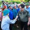 Thủ tướng Phạm Minh Chính chia sẻ, động viên nhân dân, gia đình nạn nhân bão số 3. (Ảnh: Dương Giang/TTXVN)