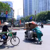 Người lao động mưu sinh dưới nắng nóng gay gắt. (Ảnh: Tuấn Anh/TTXVN)