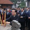 Chủ tịch nước Võ Văn Thưởng dâng hương tại Di tích Quốc gia Đặc biệt Cổ Loa. (Ảnh: Thống Nhất/TTXVN)