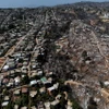 Những ngôi nhà bị thiêu rụi trong đám cháy rừng tại Las Pataguas, Viña Del Mar, Chile, ngày 8/2/2024. (Ảnh: AFP/TTXVN)