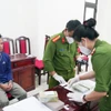 Đối tượng Giàng Seo Dình và tang vật vụ án. (Nguồn: Công an Nhân dân)