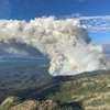 Khói bốc lên từ một đám cháy rừng tại British Columbia, Canada hồi năm 2023. (Ảnh: AFP/TTXVN)