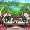 Thiếu tướng, giáo sư-tiến sỹ Lê Hữu Song báo cáo với Đại tướng Chansamone Chanyalath về những kết quả hợp tác thời gian qua. (Ảnh: Đỗ Bá Thành/TTXVN)