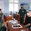 Đồn Biên phòng Phước Chỉ thuộc Bộ đội Biên phòng tỉnh Tây Ninh tiến hành lấy lời khai ban đầu đối với Tạ Nhạc Chương. (Ảnh: TTXVN phát)