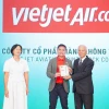 Ông Nguyễn An Di - Giám đốc Nhân sự Vietjet nhận giải thưởng tôn vinh Top 50 doanh nghiệp phát triển bền vững từ Ban Tổ chức.