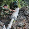 Trung tâm xử lý bom mìn Binh đoàn 16 xử lý và di dời quả bom MK-82 (Snake Eye) nặng hơn 150kg, được phát hiện tại công trình xây dựng, nạo vét suối thuộc ấp 4, xã Tân Thành, thành phố Đồng Xoài, tỉnh Bình Phước. (Ảnh: TTXVN phát)