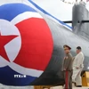 Nhà lãnh đạo Kim Jong Un thị sát một cơ sở tàu ngầm. 