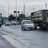 Nhiều vạch kẻ đường giữa làn đường dành cho ôtô và xe gắn máy trên Quốc lộ 51 đã bị mất. (Ảnh: Hoàng Nhị/TTXVN)