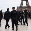 Cảnh sát Pháp tuần tra trên quảng trường Trocadero ở thủ đô Paris. (Ảnh: THX/TTXVN)