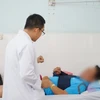 Các bác sỹ Bệnh viện Chợ Rẫy điều trị tích cực cho các nạn nhân trong vụ tai nạn giao thông nghiêm trọng tại tỉnh Kon Tum. (Ảnh: TTXVN phát)