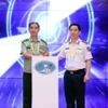 Trung tướng Bùi Quốc Oai, Chính ủy Cảnh sát Biển Việt Nam và Thiếu tướng Lưu Hậu Kiệt, Phó Chính ủy Cảnh sát Biển Trung Quốc thực hiện nghi thức khai mạc chương trình giao lưu. (Ảnh: An Đăng/TTXVN)