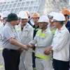 Thủ tướng Phạm Minh Chính thăm hỏi, động viên công nhân thi công hầm Tuy An thuộc Dự án Cao tốc Chí Thạch-Vân Phong đoạn qua tỉnh Phú Yên. (Ảnh: Dương Giang/TTXVN)