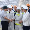 Thủ tướng Phạm Minh Chính thăm hỏi, động viên công nhân thi công hầm Tuy An thuộc Dự án Cao tốc Chí Thạch-Vân Phong đoạn qua tỉnh Phú Yên. (Ảnh: Dương Giang/TTXVN)
