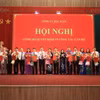Lãnh đạo tỉnh Bắc Kạn tặng hoa chúc mừng các cán bộ được bổ nhiệm, luân chuyển. (Ảnh: Vũ Hoàng Giang/TTXVN)