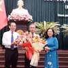 Ủy viên Bộ Chính trị, Bí thư Thành ủy Thành phố Hồ Chí Minh Nguyễn Văn Nên (trái) và Chủ tịch Hội đồng Nhân dân thành phố Nguyễn Thị Lệ chúc mừng ông Huỳnh Thanh Nhân (giữa). (Ảnh: Xuân Khu/TTXVN)