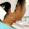 Vết áp xe trên cổ của bệnh nhân đang được tiếp tục theo dõi, điều trị. (Ảnh: TTXVN phát)
