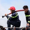 Lực lượng chữa cháy thực hiện nhiệm vụ. (Ảnh: Đoàn Mạnh Dương/TTXVN)
