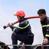 Lực lượng chữa cháy thực hiện nhiệm vụ. (Ảnh: Đoàn Mạnh Dương/TTXVN)