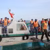 Đoàn Công tác tiến hành tuần tra, kiểm soát khu vực nuôi trồng hải sản trong Vịnh Cam Ranh. (Ảnh: TTXVN phát)