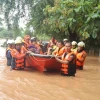 Lực lượng cứu hộ sơ tán người dân khỏi vùng ngập lụt tại Nay Pyi Taw, Myanmar, ngày 12/9. (Ảnh: THX/TTXVN)