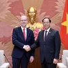 Phó Chủ tịch Quốc hội Trần Quang Phương vui mừng chào đón Chủ nhiệm Ủy ban Phát triển Quỹ đất, Quản lý công và Môi trường của Thượng viện Cộng hòa Séc Zbyněk Linhart. (Nguồn: Cổng Thông tin Điện tử Quốc hội Việt Nam)