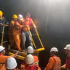 Tiếp nhận bệnh nhân từ tàu TYANA sang tàu SAR 272 để đưa vào bờ. (Ảnh: TTXVN phát)