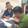 Cán bộ công an làm việc với đối tượng Trần Văn Tuyên. (Nguồn: Báo Đắk Nông)