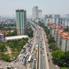 Đoàn xe nối đuôi nhau hướng ra cầu Thanh Trì và Pháp Vân trên đường vành đai 3 trên cao. (Ảnh: Tuấn Anh/TTXVN)