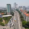 Đoàn xe nối đuôi nhau hướng ra cầu Thanh Trì và Pháp Vân trên đường vành đai 3 trên cao. (Ảnh: Tuấn Anh/TTXVN)