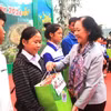 Thường trực Ban Bí thư Trương Thị Mai tặng quà, chúc Tết nhân dân biên giới xã Dân Hóa, huyện Minh Hóa, Quảng Bình. (Ảnh: Võ Dung/TTXVN)