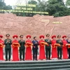 Cắt băng khánh thành bức phù điêu 'Bác Hồ nói chuyện với Đại đoàn quân Tiên Phong' tại Ngã 5 Đền Giếng. (Ảnh: Tạ Toàn/TTXVN)