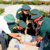 An táng hài cốt liệt sỹ. (Ảnh: Tường Vi/TTXVN)