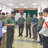 Cơ quan An ninh Điều tra Công an tỉnh Thanh Hóa thi hành Lệnh bắt tạm giam bị can Nguyễn Thế Hùng, nguyên Giám đốc Chi nhánh Văn phòng đăng ký đất đai thành phố Sầm Sơn. (Ảnh: TTXVN phát)
