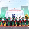 Chủ tịch Quốc hội Trần Thanh Mẫn và các đại biểu cắt băng thông xe cầu Bến Rừng. (Ảnh: Văn Điệp/TTXVN)
