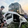 Hiện trường vụ va chạm giữa ôtô con và tàu hỏa ở Vĩnh Yên. (Ảnh: TTXVN phát)