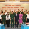 Đại tướng Phan Văn Giang, Ủy viên Bộ Chính trị, Phó Bí thư Quân ủy Trung ương, Bộ trưởng Bộ Quốc phòng và lãnh đạo các cơ quan thông tấn, báo chí tại buổi gặp mặt. (Ảnh: Trọng Đức/TTXVN)