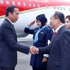 Chủ nhiệm Văn phòng Chủ tịch nước Lê Khánh Hải đón Tổng thống Indonesia Joko Widodo tại sân bay quốc tế Nội. (Ảnh: An Đăng/TTXVN)