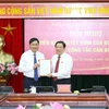 Ông Phan Đình Trạc, Ủy viên Bộ Chính trị, Bí thư Trung ương Đảng, Trưởng Ban Nội chính Trung ương trao Quyết định của Bộ Chính trị cho ông Nguyễn Hữu Đông. (Ảnh: Phương Hoa/TTXVN)