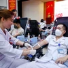 Cán bộ, nhân viên của Viện Huyết học-Truyền máu Trung ương tham gia hiến máu tình nguyện. (Ảnh: Minh Quyết/TTXVN)