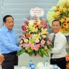Phó Bí thư Thường trực Tỉnh ủy Vĩnh Long Nguyễn Thành Thế tặng hoa chúc mừng tại Ban đại diện Hội thánh Tin Lành Việt Nam (miền Nam) tỉnh Vĩnh Long. (Ảnh: Phạm Minh Tuấn/TTXVN)
