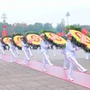 Các lãnh đạo, nguyên lãnh đạo Đảng, Nhà nước đến đặt vòng hoa và vào Lăng viếng Chủ tịch Hồ Chí Minh. (Ảnh: An Đăng/TTXVN)