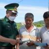 Bộ đội Trạm Kiểm soát Biên phòng Pháo Đài, thành phố Hà Tiên, tỉnh Kiên Giang tuyên truyền chống khai thác IUU đến chủ tàu cá. (Ảnh: Văn Sĩ/TTXVN)