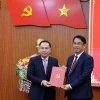 Ông Hồ Xuân Trường (trái) nhận quyết định điều động, chỉ định giữ chức Phó Bí thư Tỉnh ủy Đắk Nông, nhiệm kỳ 2020-2025. (Ảnh: Hưng Thịnh/TTXVN)