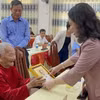 Phó Chủ tịch nước Võ Thị Ánh Xuân tặng quà cho Mẹ Việt Nam Anh hùng. (Ảnh: Thanh Thủy/TTXVN)