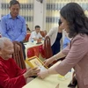Phó Chủ tịch nước Võ Thị Ánh Xuân tặng quà cho Mẹ Việt Nam Anh hùng. (Ảnh: Thanh Thủy/TTXVN)