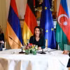 Ngoại trưởng Đức Annalena Baerbock (giữa) chủ trì cuộc đàm phán hòa bình giữa Ngoại trưởng Armenia Ararat Mirzoyan (trái) và người đồng cấp Azerbaijan Jeyhun Bayramov tại Berlin, ngày 28/2. (Ảnh: AFP/TTXVN)